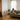 Frau entspannt mit Katze auf dem Sofa neben unmontierten Möbelteilen und Umzugskartons